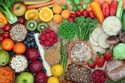 Glykämischer Index: Eine Auswahl an Früchten, Gemüse und Brot liegen auf einem Tisch. Glykämischer Index: Eine Auswahl an Früchten, Gemüse und Brot liegen auf einem Tisch.